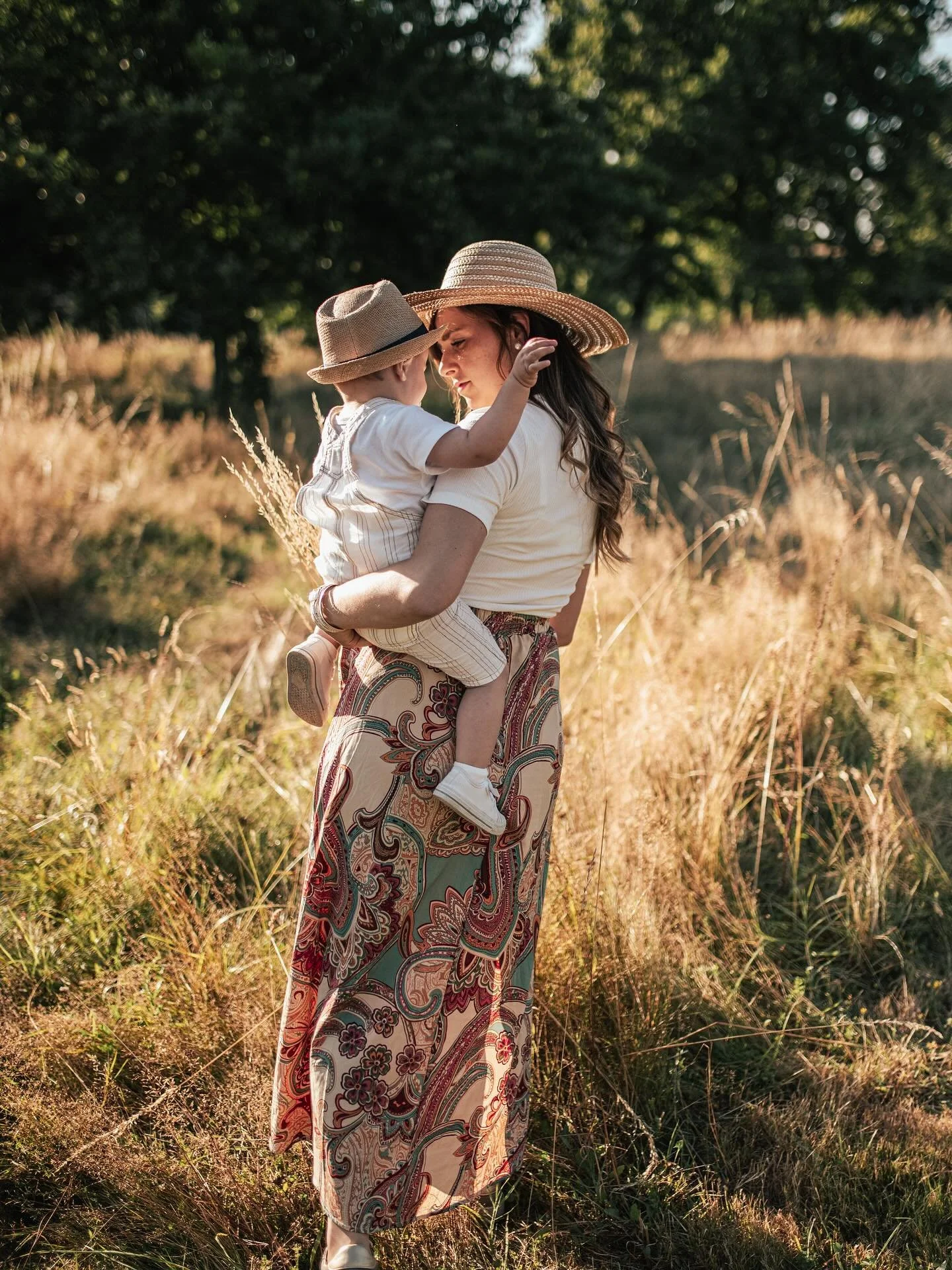 ☀️🌿 S&eacute;ance Photo Grossesse  &agrave; la Campagne 🌿☀️
Quel super moment que j&rsquo;ai pass&eacute; en compagnie d&rsquo;Elody et de son adorable famille pour immortaliser sa grossesse ! 🤰👶
C&rsquo;est toujours une immense fiert&eacute; et 