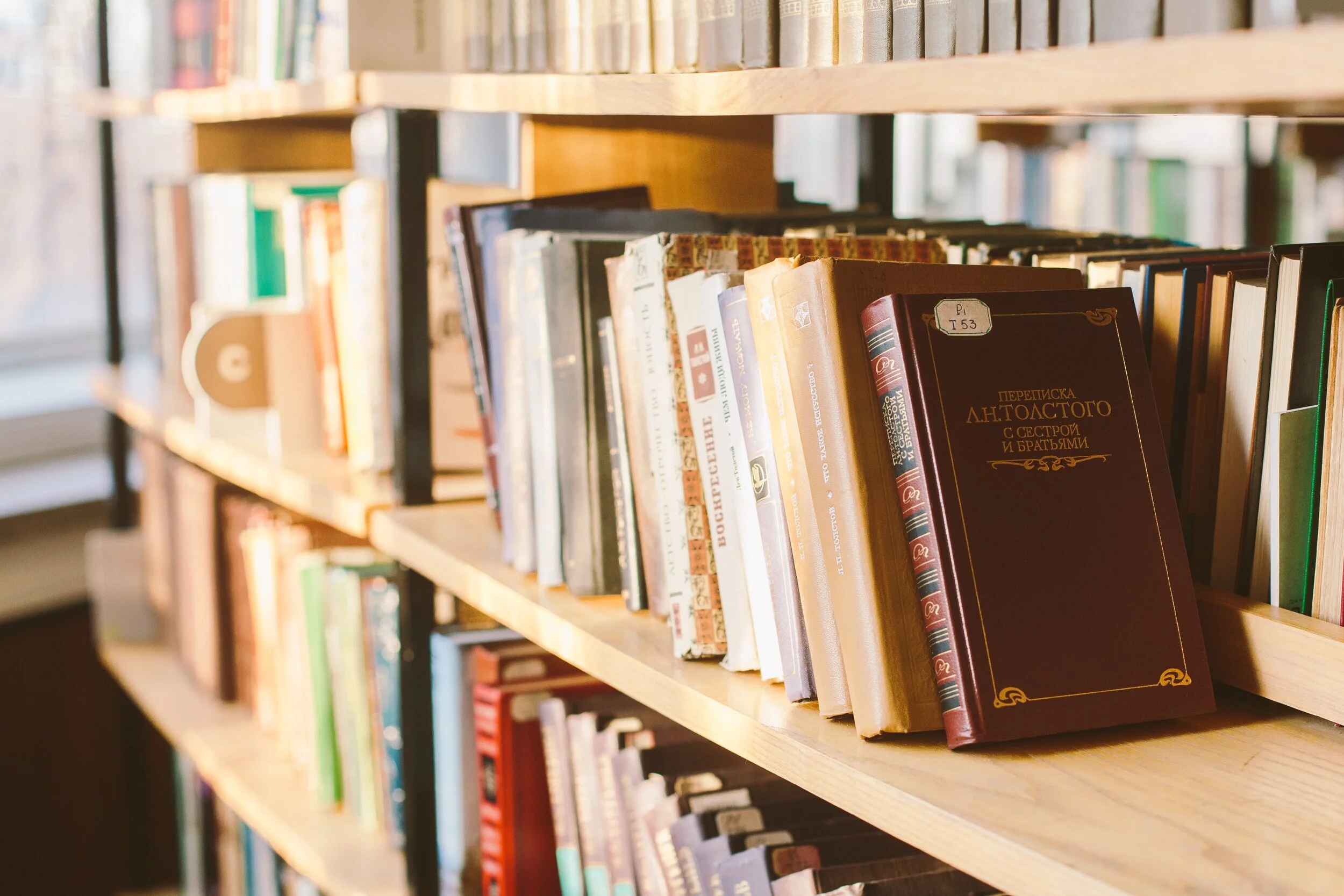 Why are people turning away from traditional travel guides?