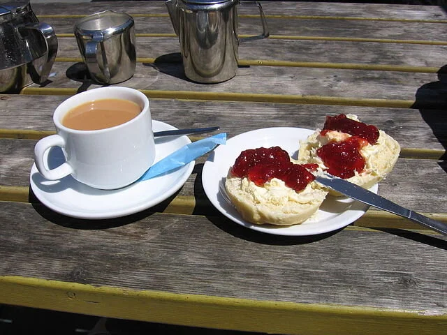 640px-Cornish_cream_tea_2-min.jpg