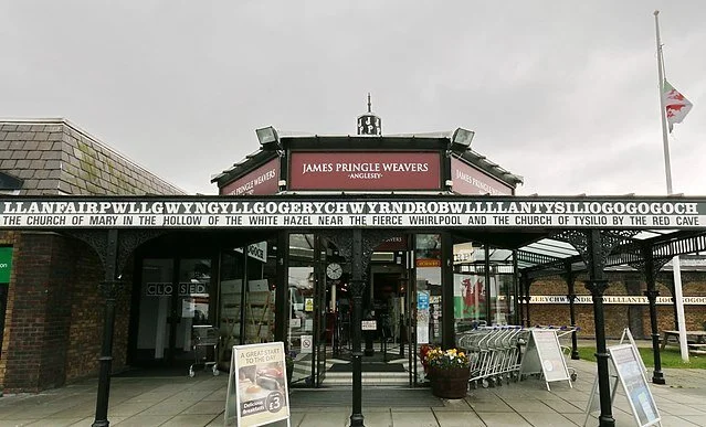 640px-James_Pringle_Weavers_of_Llanfairpwllgwyngyll,_Llanfairpwllgwyngyllgogerychwyrndrobwllllantysiliogogogoch,_Holy_Island_(507294)_(32769177880)-min.jpg