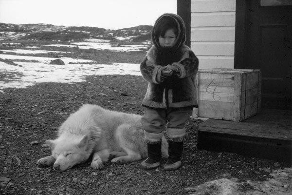 Inuit_child_and_dog_at_Fort_Ross,_Nunavut.jpg