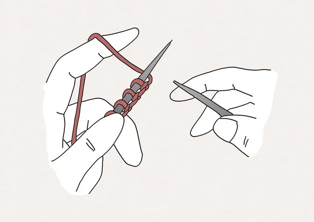 1/ Pour commencer une nouvelle maille endroit, tenez l’aiguille avec les mailles tricotées dans votre main gauche et la seconde aiguille dans votre main droite. Passez ensuite le fil de la pelote à l’arrière de l’ouvrage.