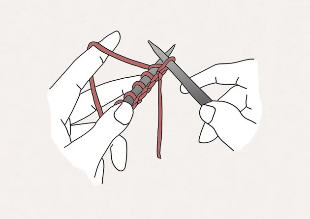 4/ Passez la pointe de l’aiguille droite et la boucle formée précédemment à travers la maille située à l’avant de votre aiguille gauche.