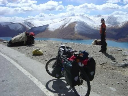 laura and her yaks at yamdrok tso.JPG