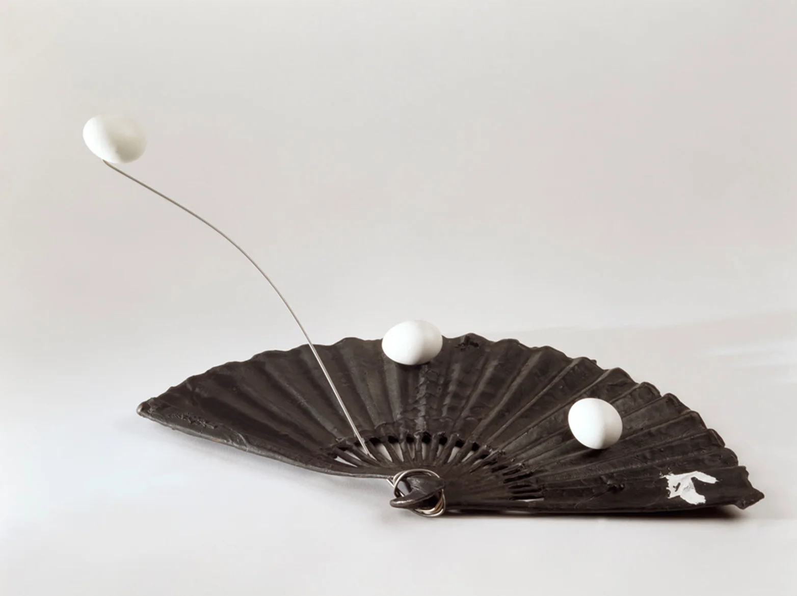 Ventall i ous 1996 | bronze, paint, wire and painted wood ed. 2/7 | 18,4 x 54 x 29 cm.
