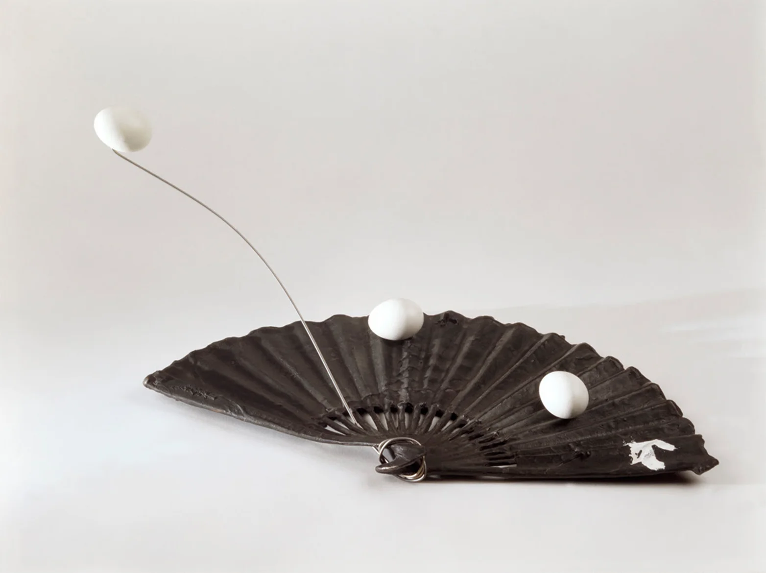 Antoni Tàpies Ventall i ous | 1996 | bronze, paint, wire and painted wood ed. 2/7 | 18,4 x 54 x 29 cm.