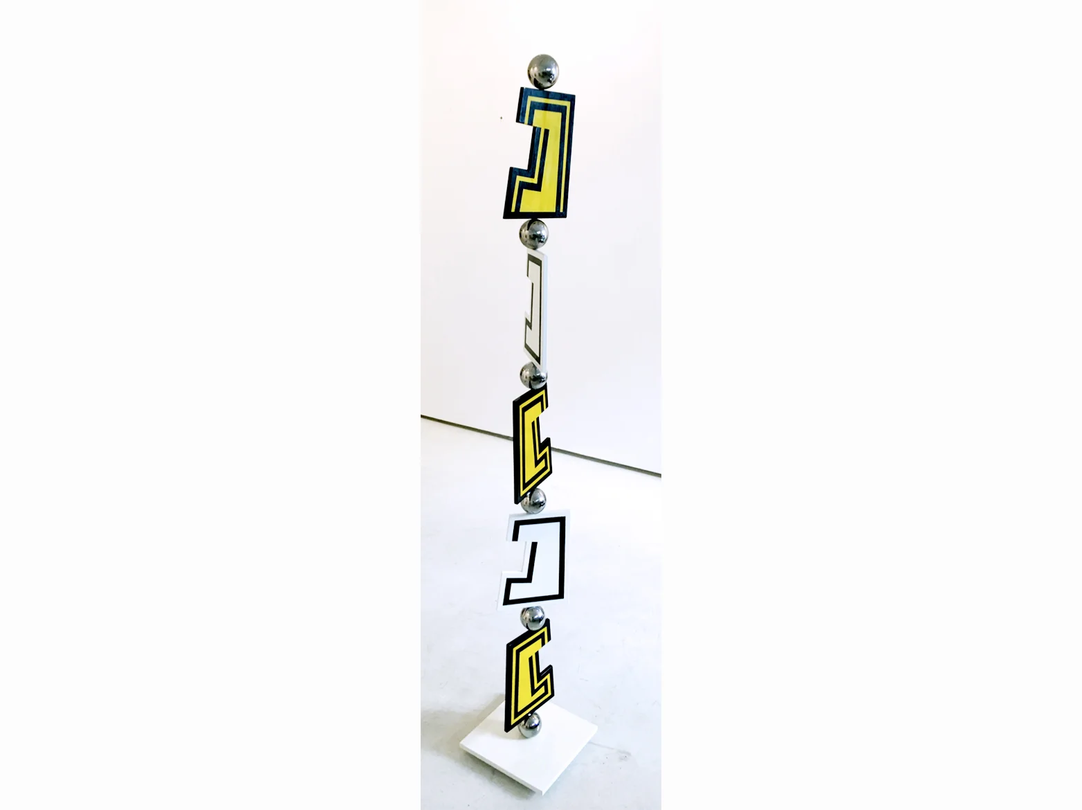 Untitled | 2016 | wood, electroestatic painting, resin and waxed paint ceramic spheres | 200 cm x 31 cm.