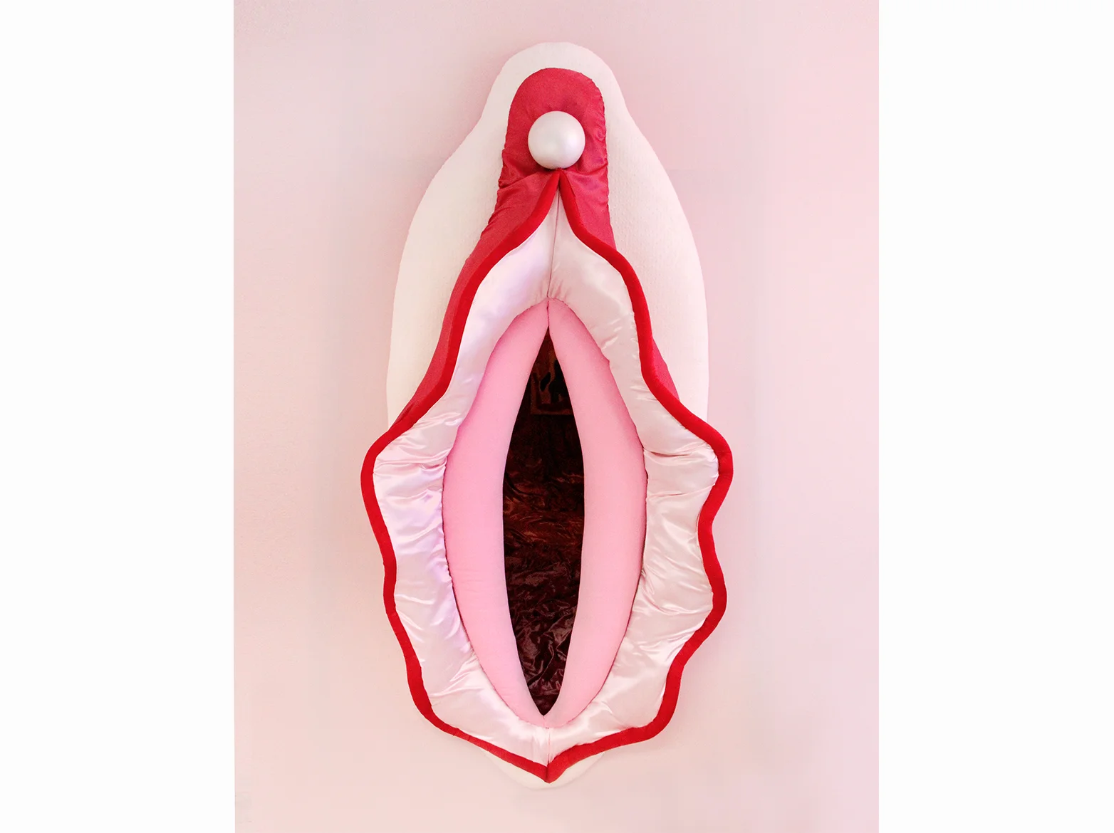 Reborn | 2018 | tela, satén, licra, poliestireno expandido | 275 x 127 x 36 cm.