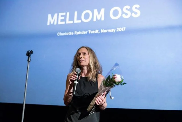 Vinner av Publikumsprisen – Charlotte Røhder Tvedt og Filmprosjektet Mellom Oss – Produsent Mari M. Vistven tok imot prisen. Foto Johnny Vaet Nordskog (2017)