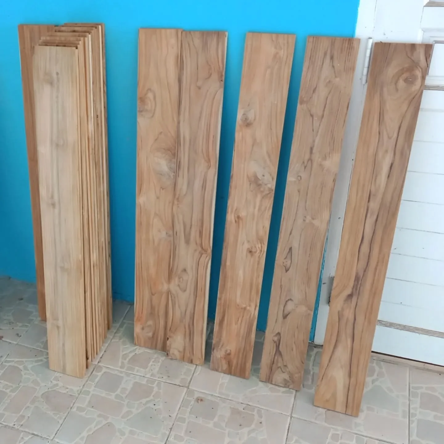 Finally got the delivery of young teak boards for the cajones I&rsquo;m making for @cajon.majon.
Nothing like the look and smell of fresh teak to make the whole workshop feel alive again. 🌿✨
Can&rsquo;t wait to turn these into instruments with real 