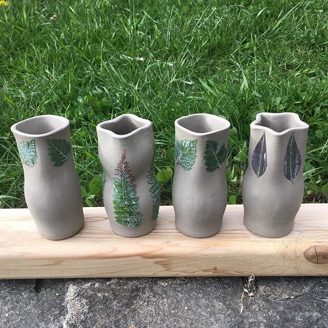 Leaves are popping this week!
#tinyleaves for #tinypots
#minivases #leafimprints #handbuiltpottery #budvase