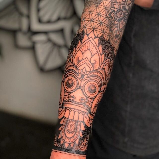 RANGDA! Custom designed Rangda to complete a full sleeve. Done by @juketattoois 
Kindly visit our website or email us on tattoos@karmahousebali.com to book an appointment

#mandalatattoo #lotustattoo #rangdatattoo #geometrictattoos #floweroflifetatto