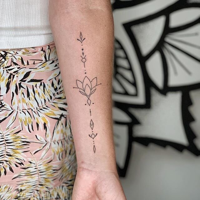 @gerryprana_  and his signature handpoke piece ☘️ Kindly visit our website or email us on tattoos@karmahousebali.com to book an appointment

#handpokedtattoo #lotustattoohandpoke #floweroflifetattoo #balitattoo #ubudtattoo #besttattooinubud #ceremoni