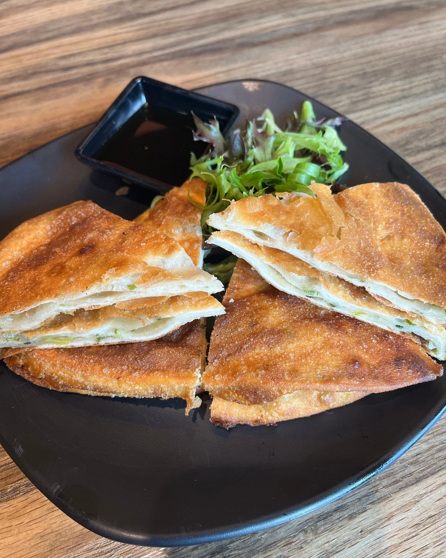 Crisp layers of #scallionpancake served with a sweet-savory soy sauce! A simple classic done perfectly😍