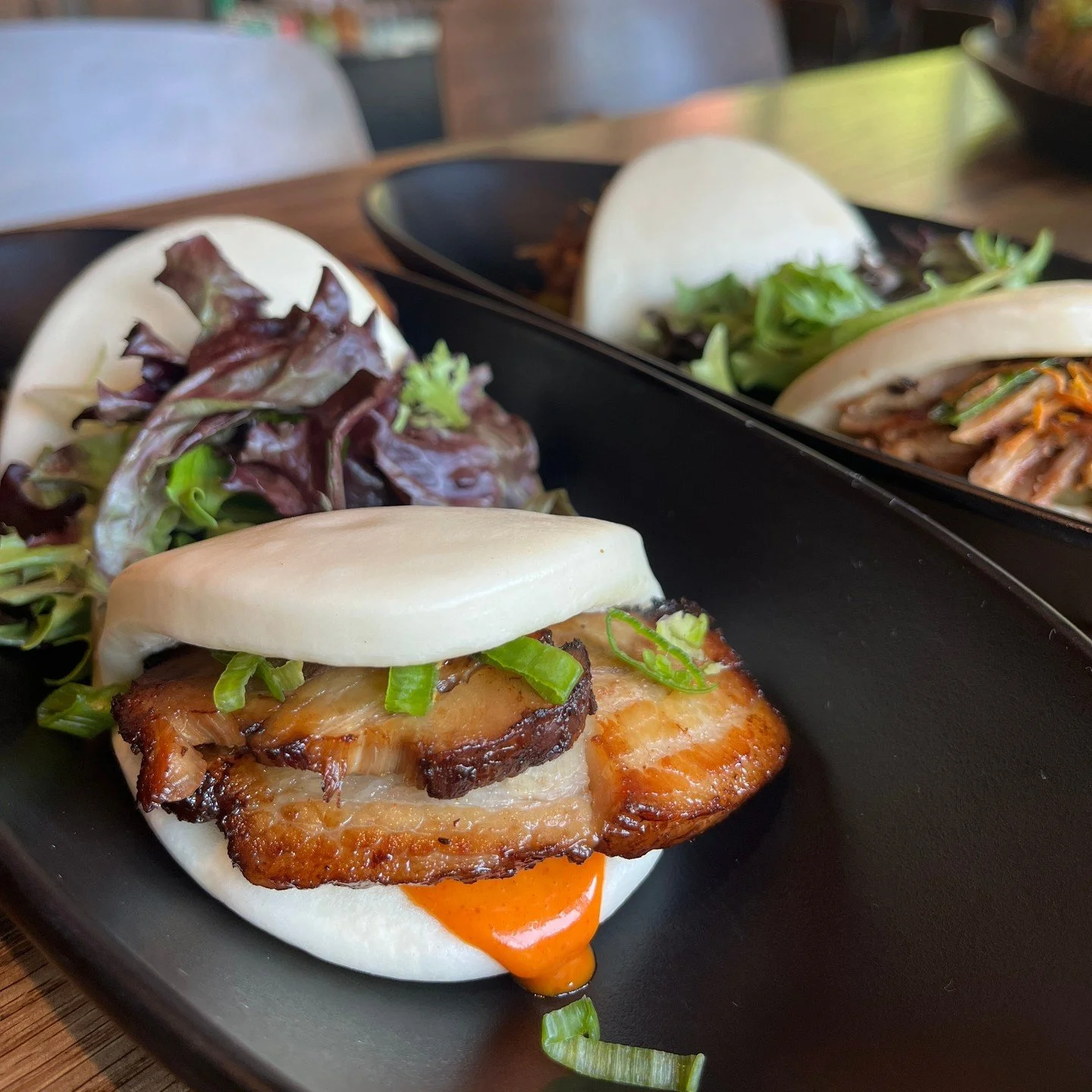 This bao bun isn&rsquo;t the only thing drooling here&hellip; 🤤🥢
#baobun #porkbelly #iyasushi