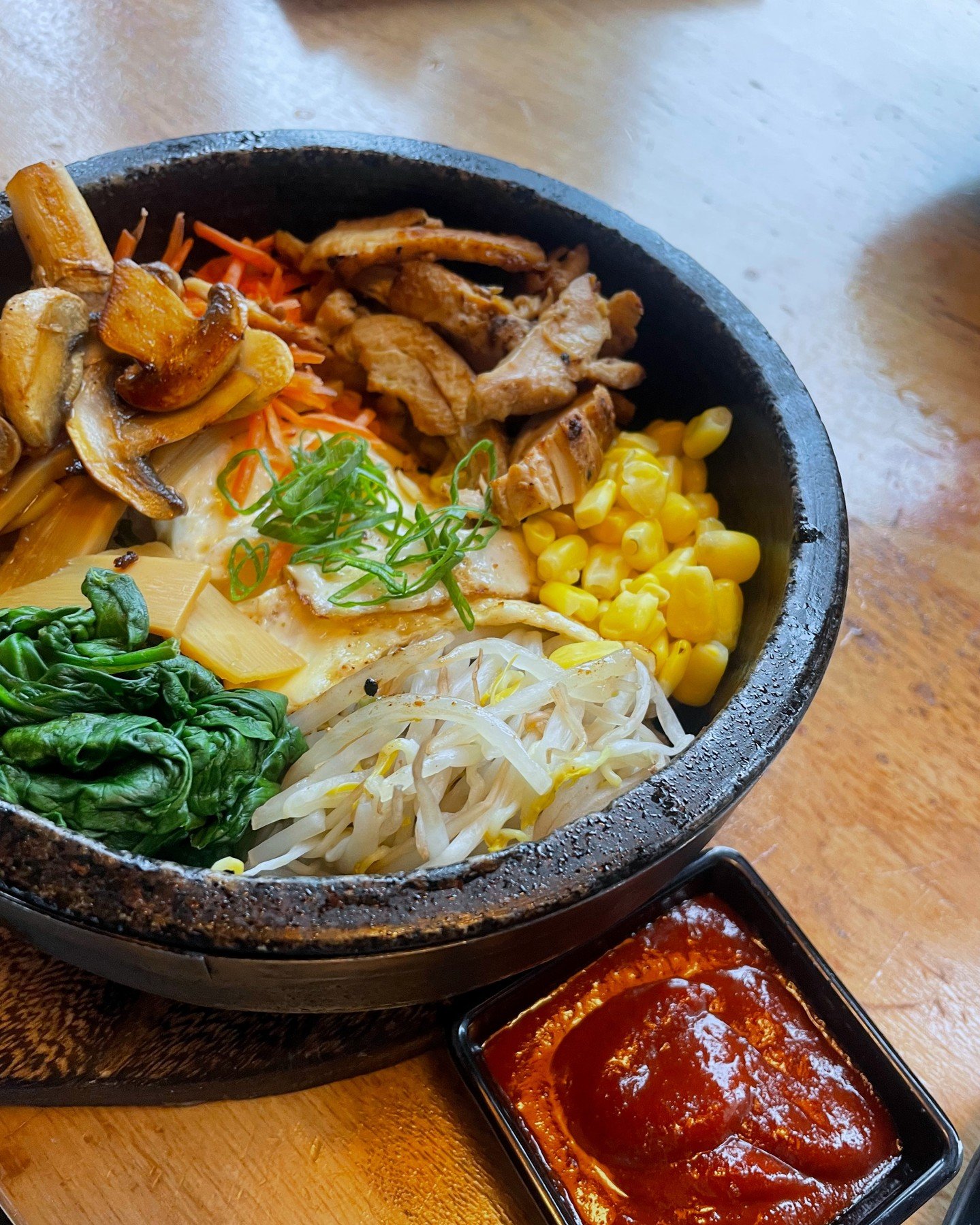 When the temperature drops, bibimbap delivers!
A sizzling stone bowl made to keep every bite warm🔥