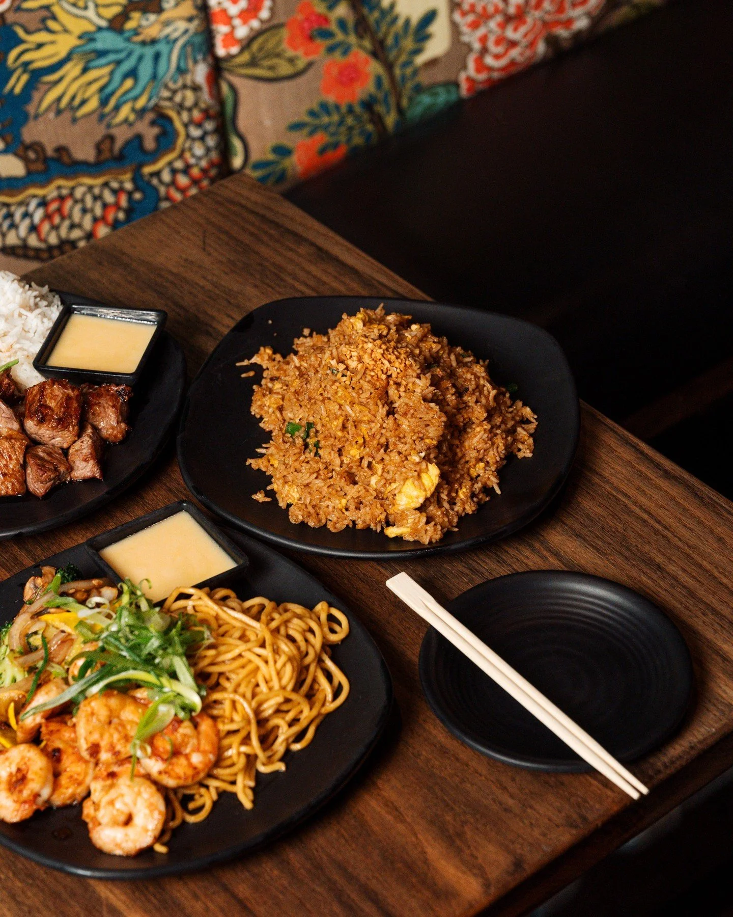 Golden chicken, perfectly seasoned fried rice 🍗✨
Bring it to the table and let everyone dig in!

#IYAsushi