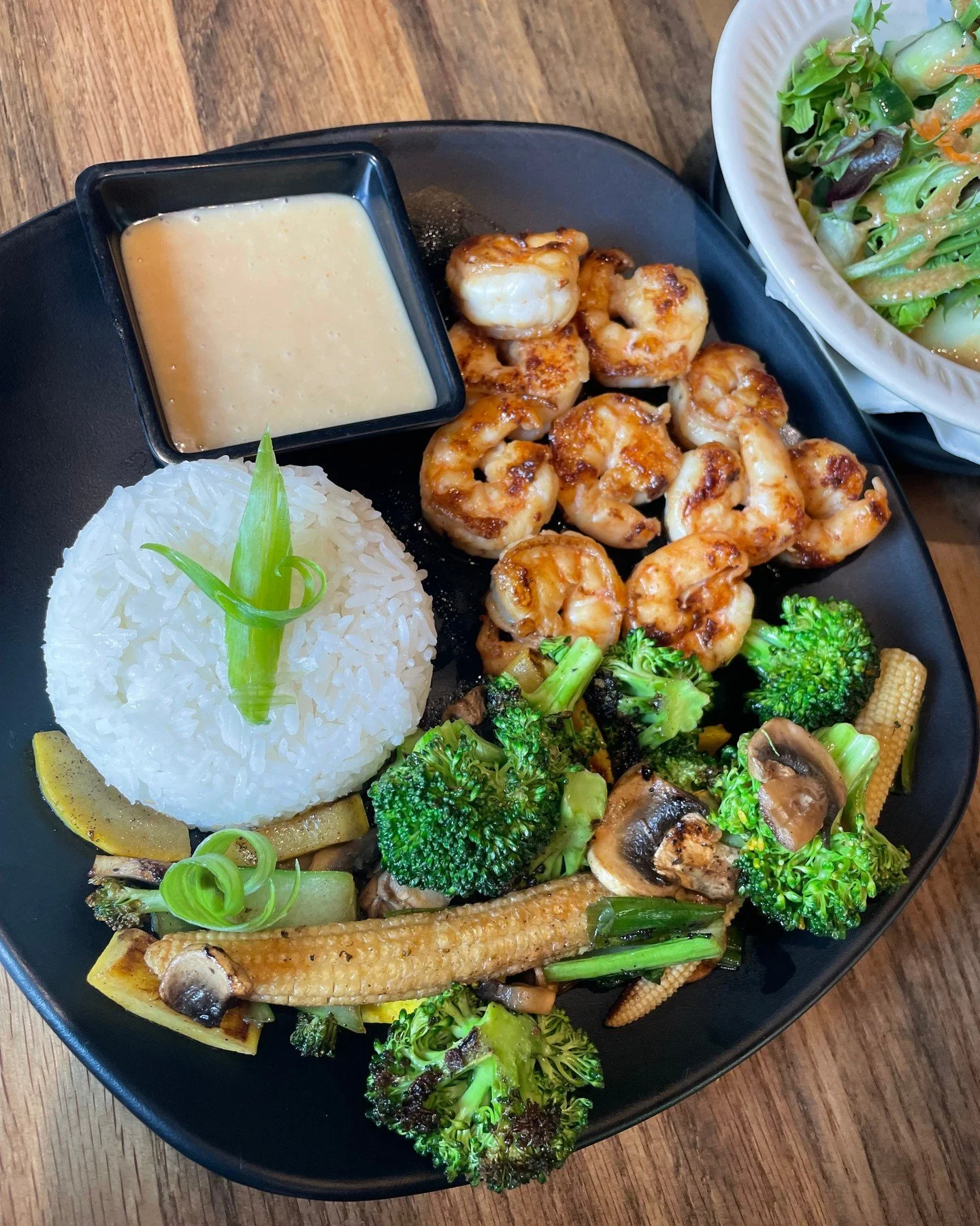 Sizzle, serve, enjoy 🍤✨
Shrimp hibachi fresh off the grill with white rice &amp; green salad💚