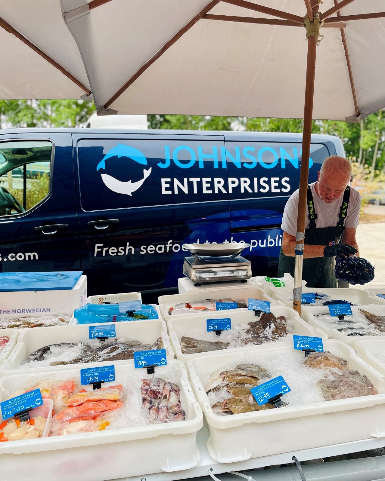 Fresh Fish at Cobbs🐟🎣

Need a fishy fix?! We have freshly caught fish available outside our farm shops every week, from Brixham, Devon and Portsmouth, Hampshire.

📍Cobbs at Hungerford (11:45am - 3:00pm) every Thursday with Andrew North🎣

📍Locati