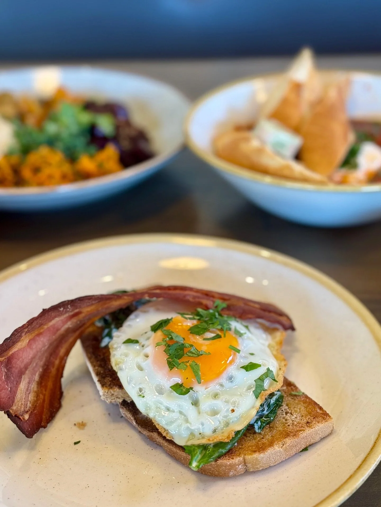 Menu item Monday🍽️🍂

Creamed Spinach on Toast - Toasted sourdough topped with creamed spinach, crispy streaky bacon &amp; a fried free-range egg ✨

The perfect choice for brunch! Make sure to book your table online or over the phone, and come and j