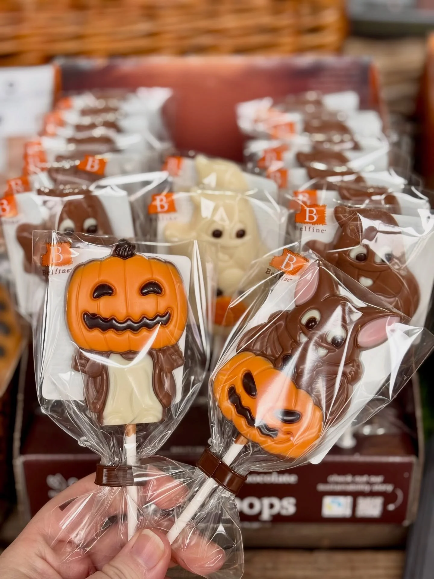 Spotlight Sunday - @belfinechocolate 👻🍫
�
With Spooky Season upon us, it only feels right to shout out the makers of the cutest spooky chocolate lollipops! Premium quality chocolate starts with premium quality cocoa. Supporting over 112 cocoa farme