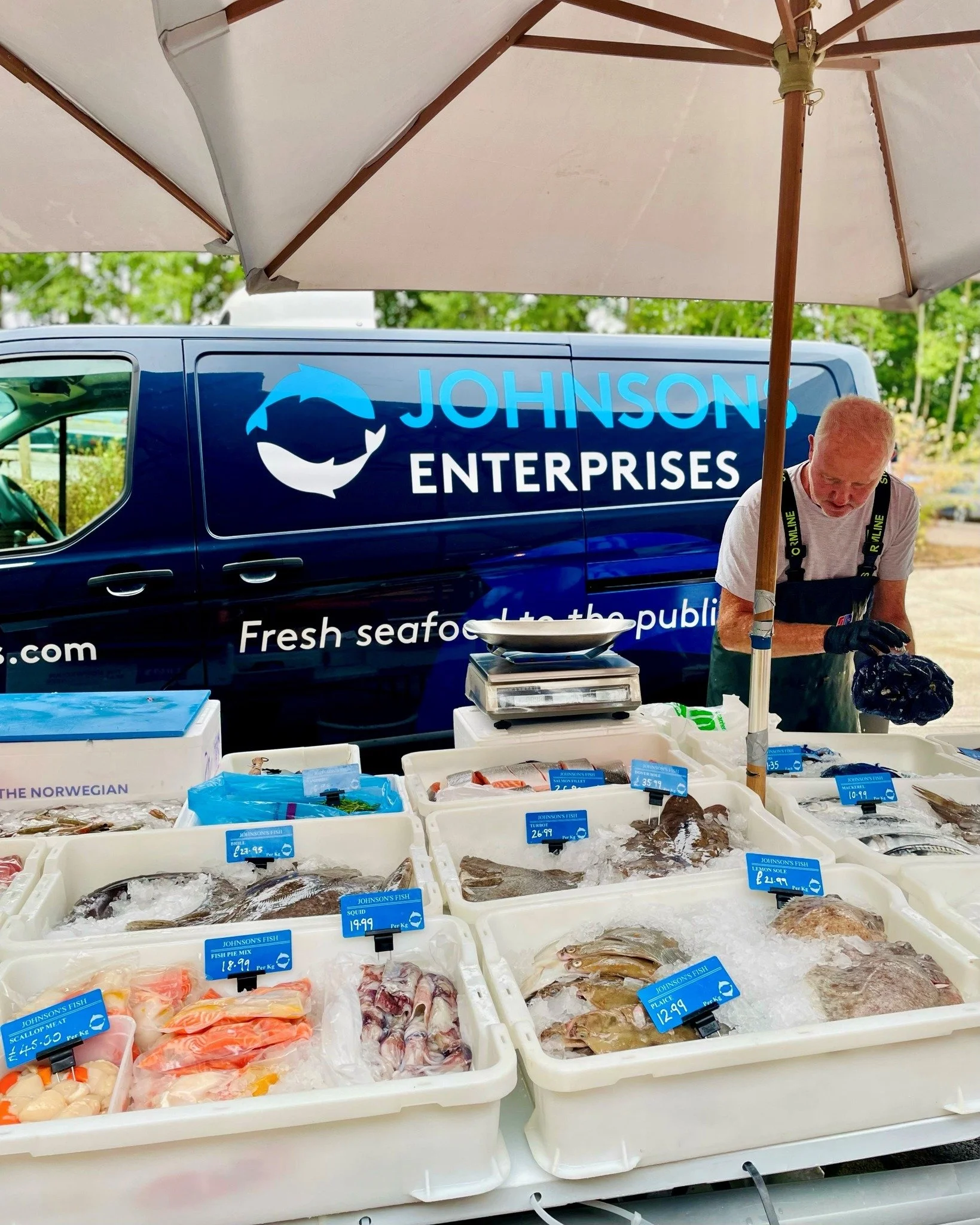Fresh Fish every Wednesday 11am to 2pm at Englefield &amp; Winchester!🐟 

@johnsonsfish1 Fish is a family-run seafood business from Portsmouth, Hampshire, who pride themselves on their skills, knowledge, and sustainably sourced fish.

You will find 