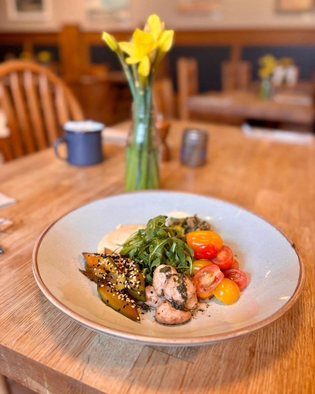 Menu item Monday⭐🍽️

Spring Nourish Bowl &ndash; Spiced smashed cucumber, superfood quinoa, sweet cherry tomatoes, herb-marinated mini mozzarella, hummus &amp; dressed rocket🤤🍽️

🍽️Book your table here: cobbsfarmshops.co.uk/book-a-table

#CobbsFa