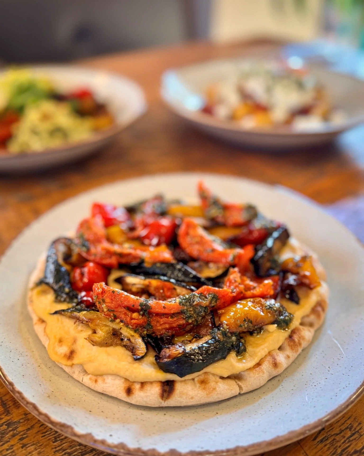 Menu item Monday🍽️

Summer Veg Flatbread &ndash; Warm &ldquo;Seven Ate Nine&rdquo; sourdough flatbread topped with houmous, roasted peppers, courgette, red onion and sun-blushed 
tomatoes, drizzled with homemade pesto (v)🤤🍽️

🍽️Book your table us