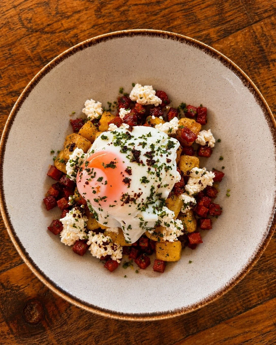 Menu item Monday🍽️

Chorizo Hash - Fried diced potatoes, crispy chorizo, crumbled feta &amp; a fried free-range egg, finished with @poons_ldn chilli oil🤤🍽️

🍽️Book your table here using the link in our bio!

(This dish is not available at Cobbs W