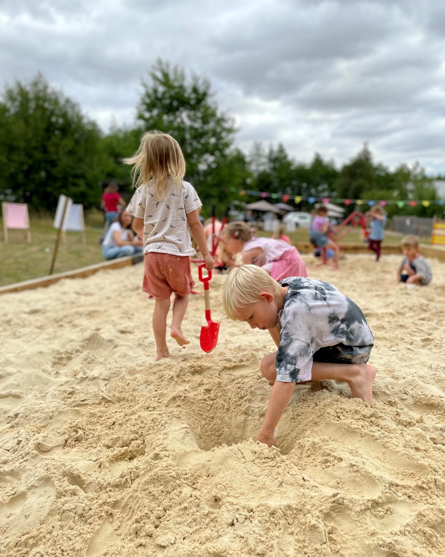 ☀️Looking for a fun day out this summer holidays? We've got just the place! 💛

Keep the kids entertained at our air-conditioned Play Barn at Cobbs Hungerford, where they can climb, explore and play in comfort&mdash;whatever the weather. ❄️🌈

🗓️ Op