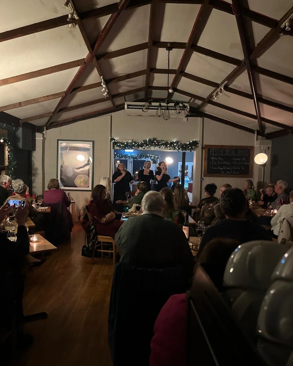 @thespitfiresisters are coming back to Cobbs Farm Shops this Christmas!🎵🎄

This sensational three-part vocal harmony group will transport you to the golden age of the 1930s &amp; &rsquo;40s, with nostalgic, Andrews Sisters-style performances filled