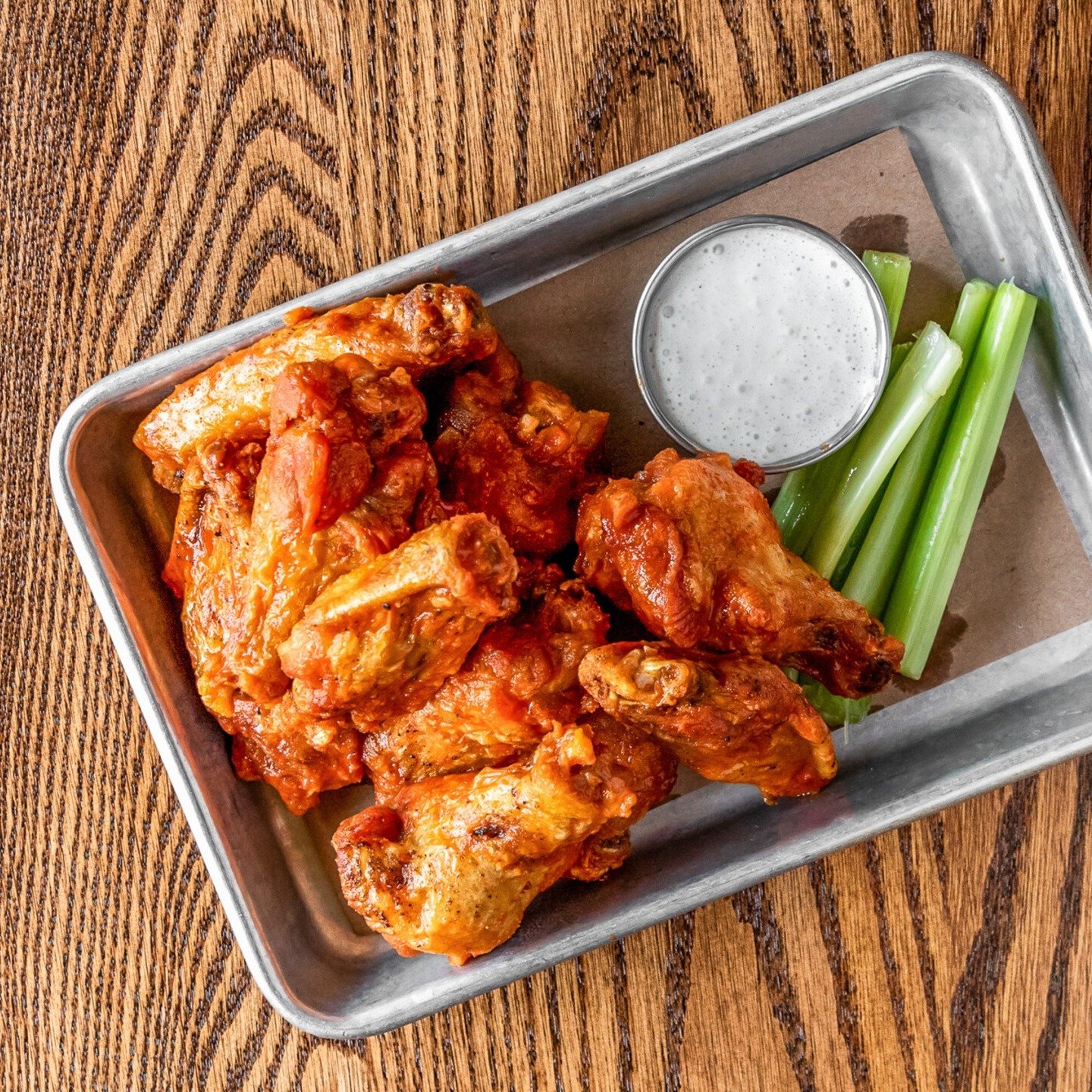 Kick off the weekend at Johnny's with some wings 😍