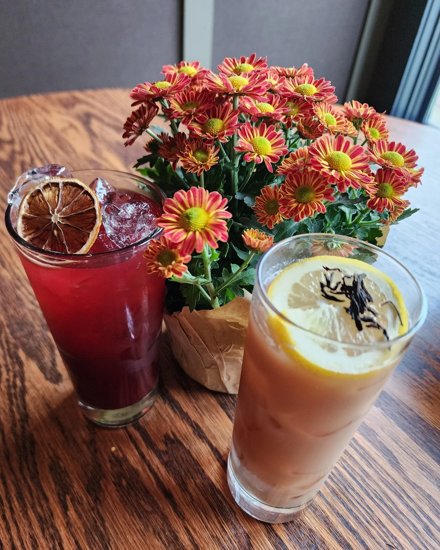 The day after Christmas calls for something fresh&hellip; or something cozy!
A vibrant beet-carrot refresher on the left (Second Breakfast) and a soft, herbal tea-forward sip on the right (Amherst Fog).
Both non-alcoholic, both delicious.... and yes,