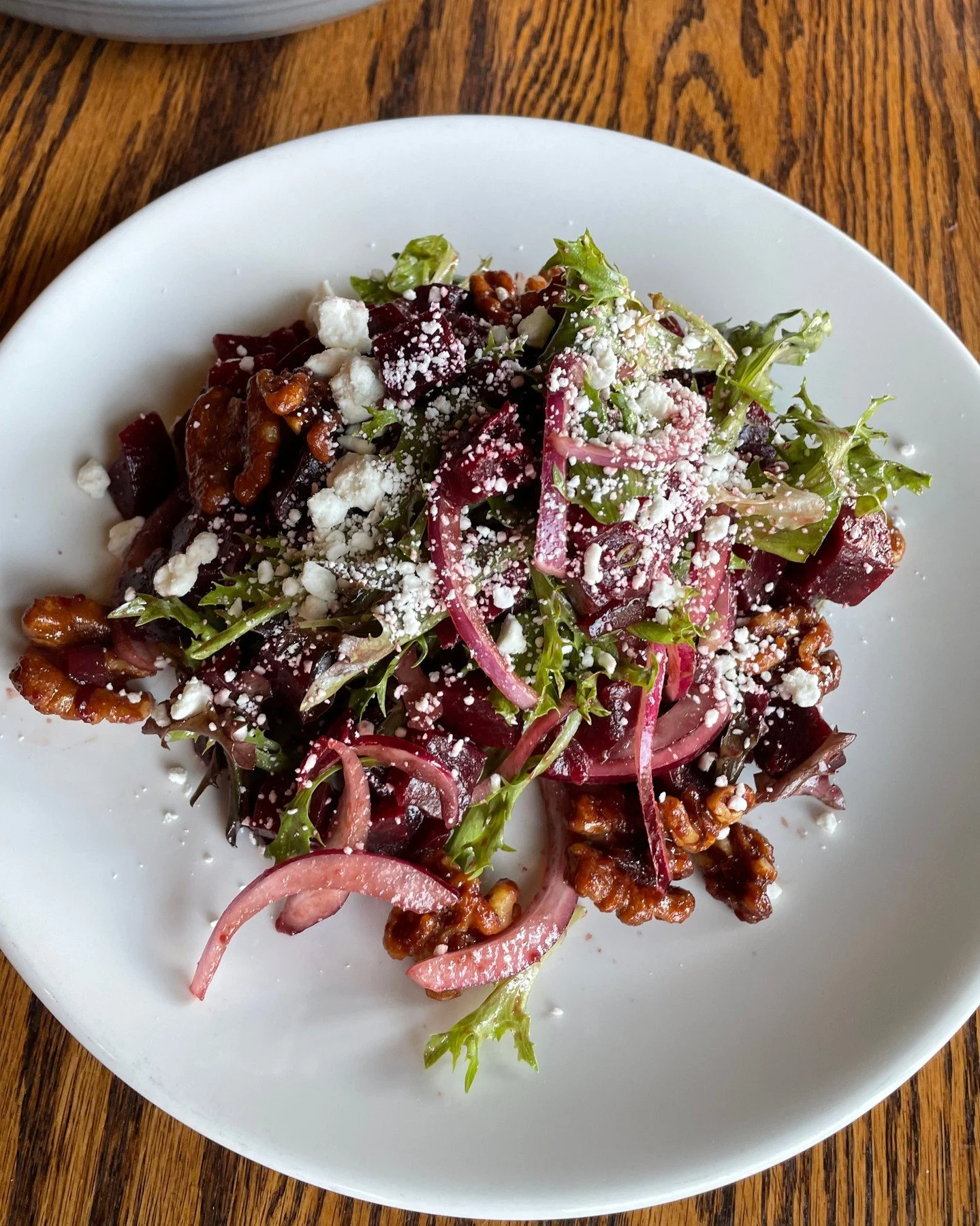 A feast for your eyes and taste buds 🥗💛Vibrant beets, creamy goat cheese, candied walnuts, pickled onions, and honey balsamic goodness!