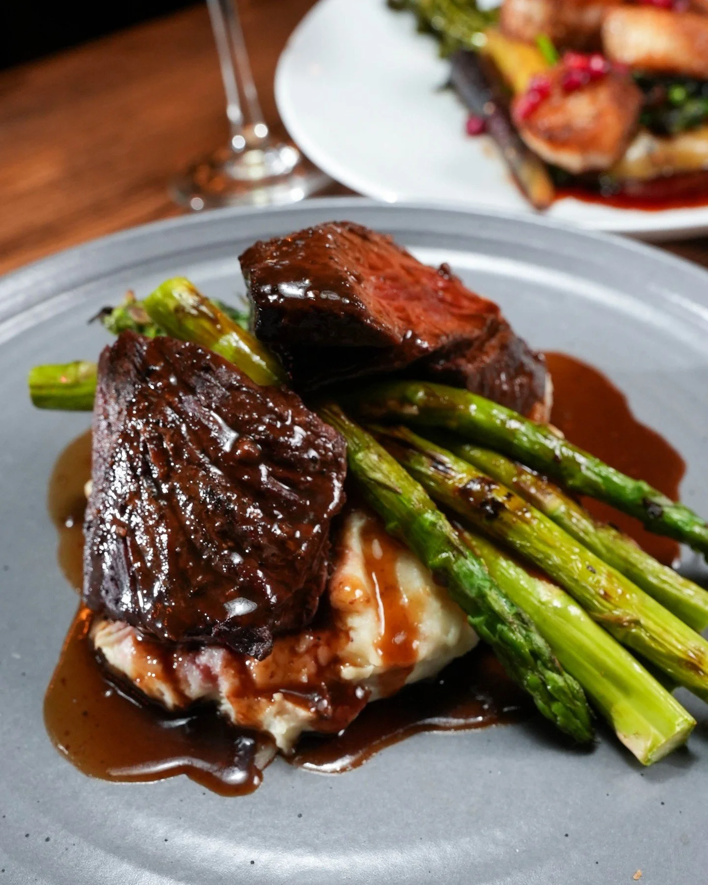 A steak worth savoring🥩
Wagyu Sirloin* with sage au poivre, garlic mashed potatoes, and asparagus. A MUST order😍