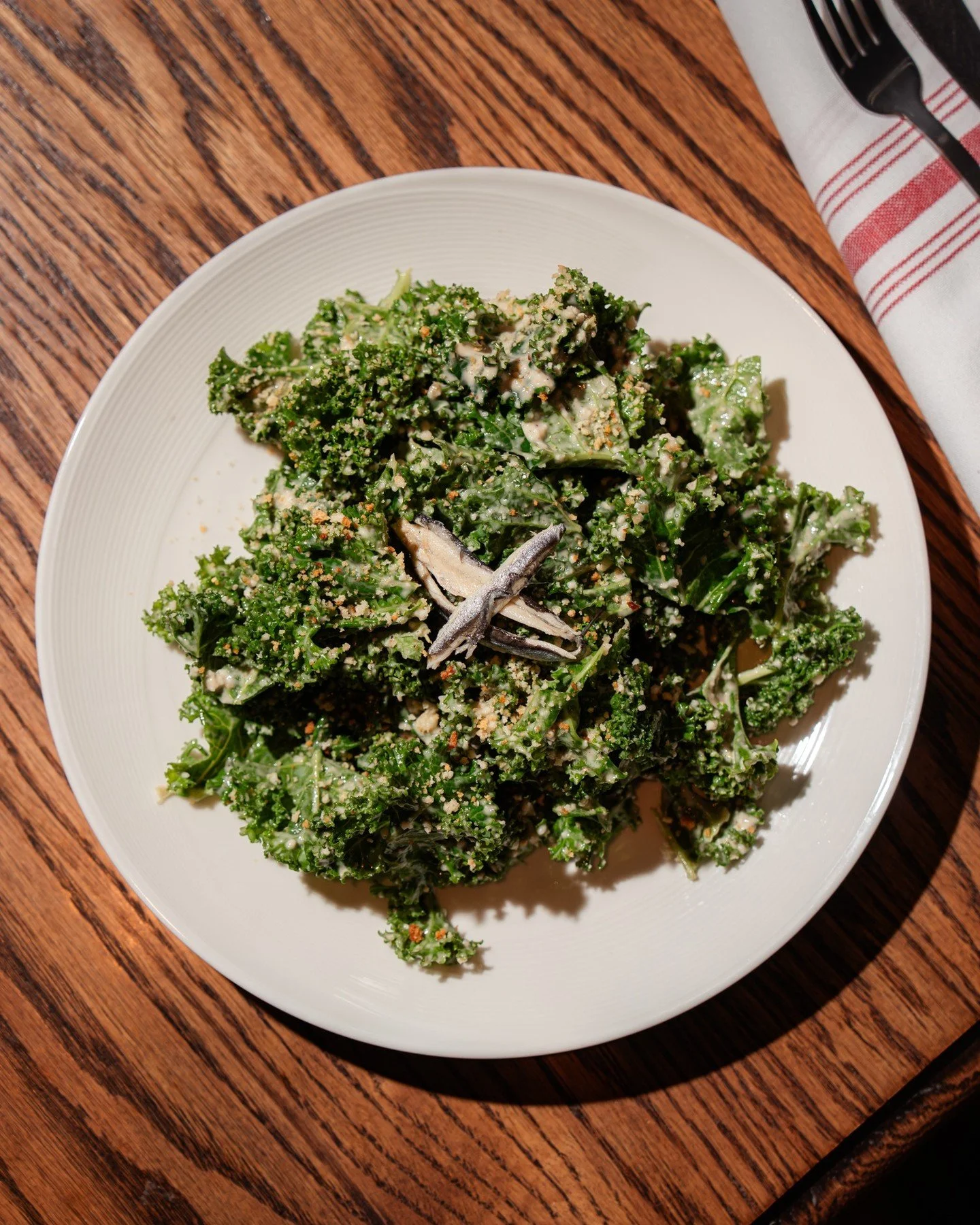 Garlic breadcrumbs make all the difference⭐
Our Truffle Kale Caesar with romano, white anchovy, Caesar dressing, and a drizzle of white truffle oil

#johnnystavern