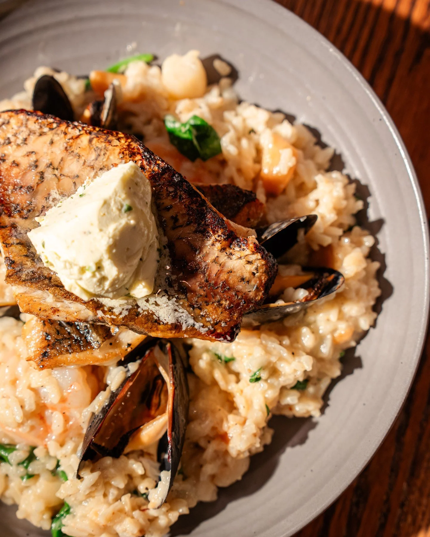 Barramundi🐟 Pan-seared Asian sea bass with citrus butter, served over a creamy seafood spinach risotto. Perfectly balanced, full of flavor, and one of those dishes we don't change because it&rsquo;s just that good🍋

#johnnystavern #barramundi