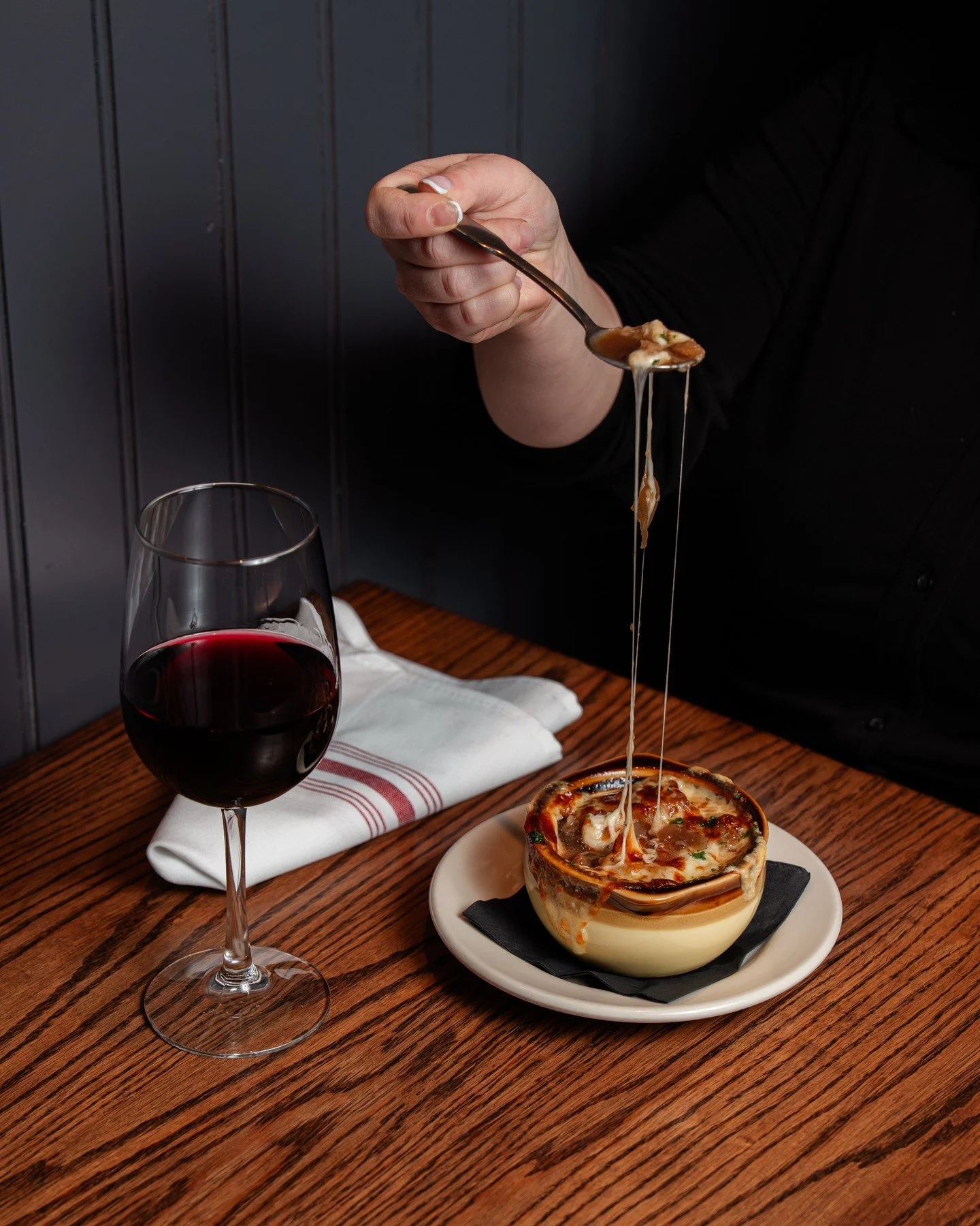 Caramelized onions, savory broth, and a cheese pull that&rsquo;s pure perfection😍 a timeless favorite at Johnny&rsquo;s Tavern!

Reserve your table now!
#johnnystavern