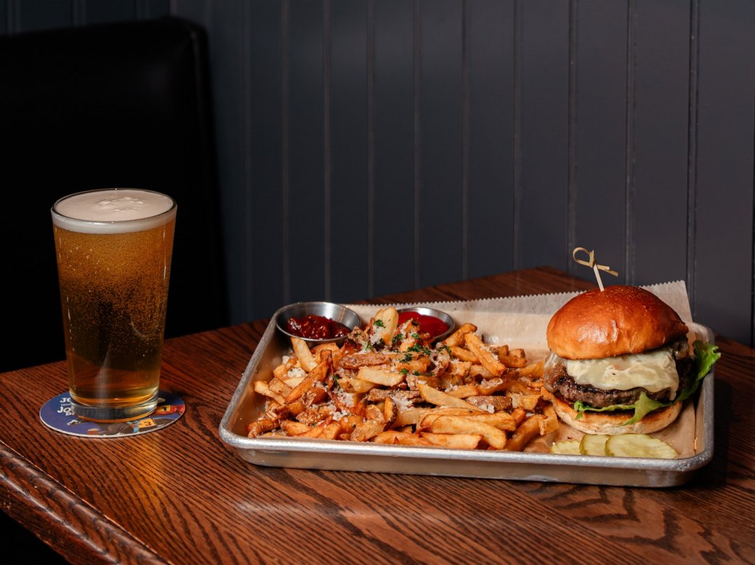 Built with care, meant to be enjoyed 🍔 Add an egg, bacon, or keep it just how it is&hellip; even better with a cold beer!
#johnnystavern