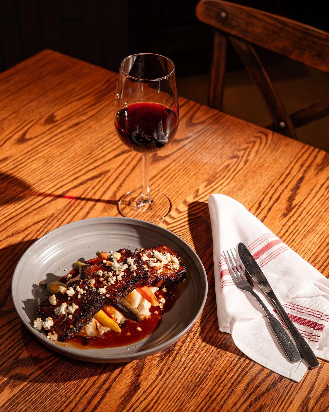 Braised to perfection 🍽️
Short rib with burgundy rosemary demi, bleu cheese, heirloom carrots &amp; garlic mashed potatoes.. and a glass of red wine to bring it all together🍷

#JohnnysTavern