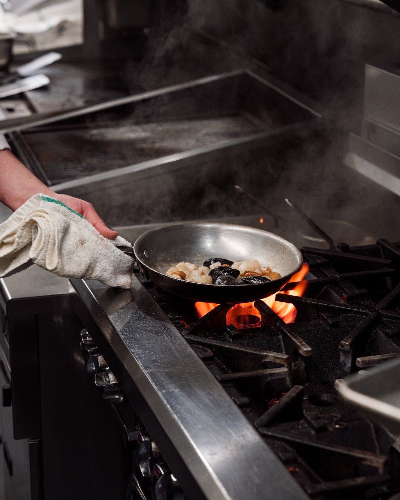 A love story unfolds in every swipe!😍
From the heat of the pan to the final plate headed to your table!
#johnnystavern