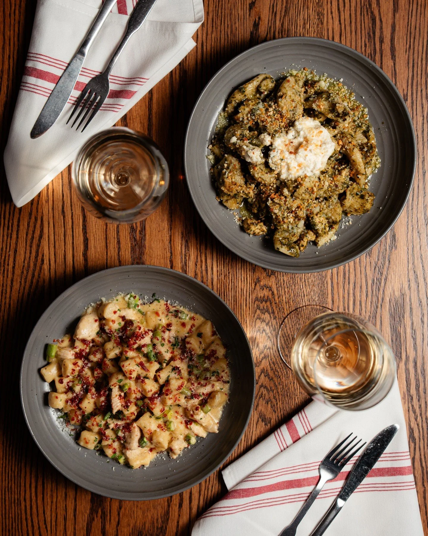 A table full of comfort: Chicken Pesto Rigatoni and Potato Gnocchi, each crafted with rich sauces, fresh ingredients, and a finishing touch of Romano. Add a glass of wine for the perfect meal😉🍷

#johnnystavern