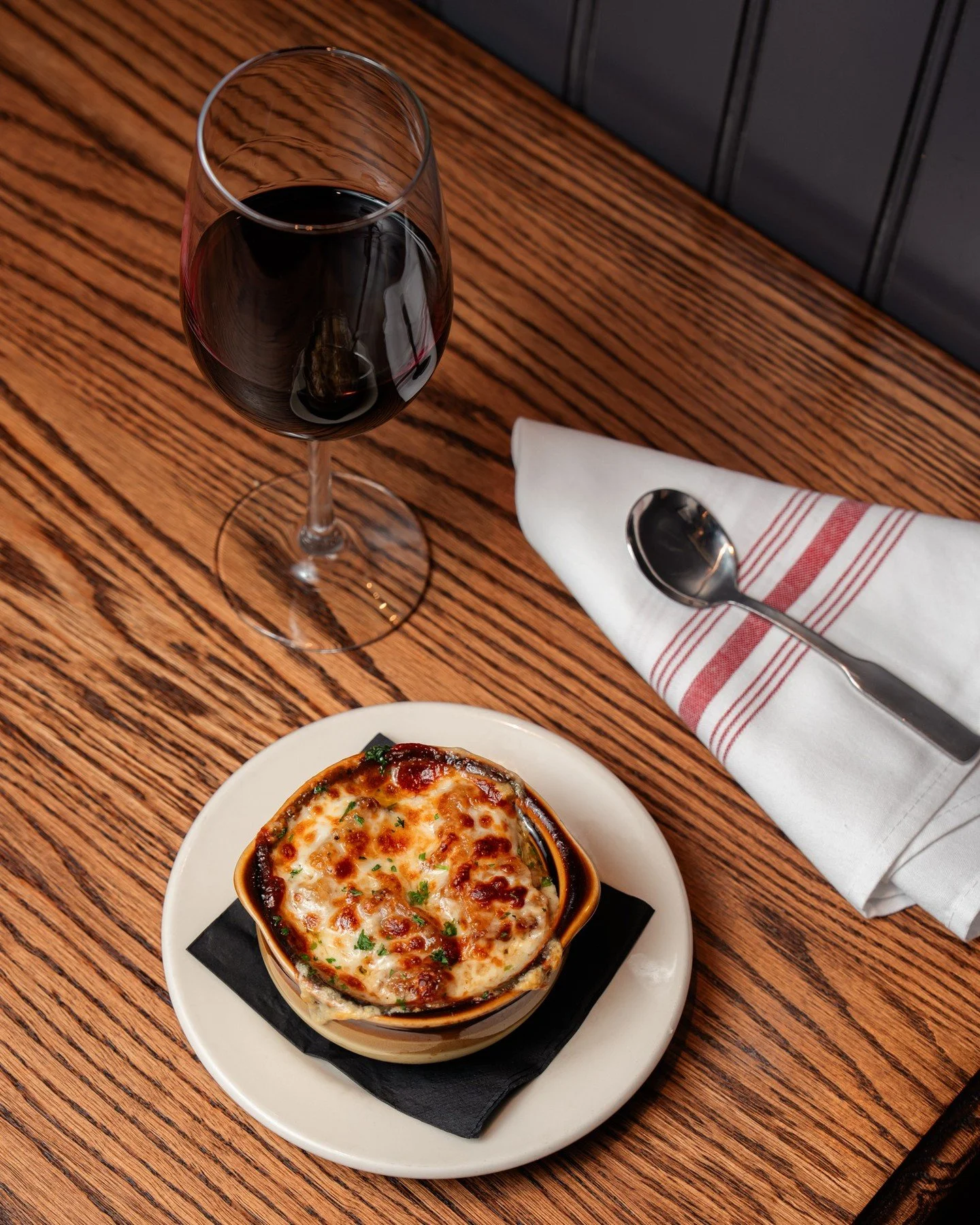 Bubbly, golden, and best paired with a glass of wine 🍷
French onion soup at Johnny&rsquo;s Tavern🍜
