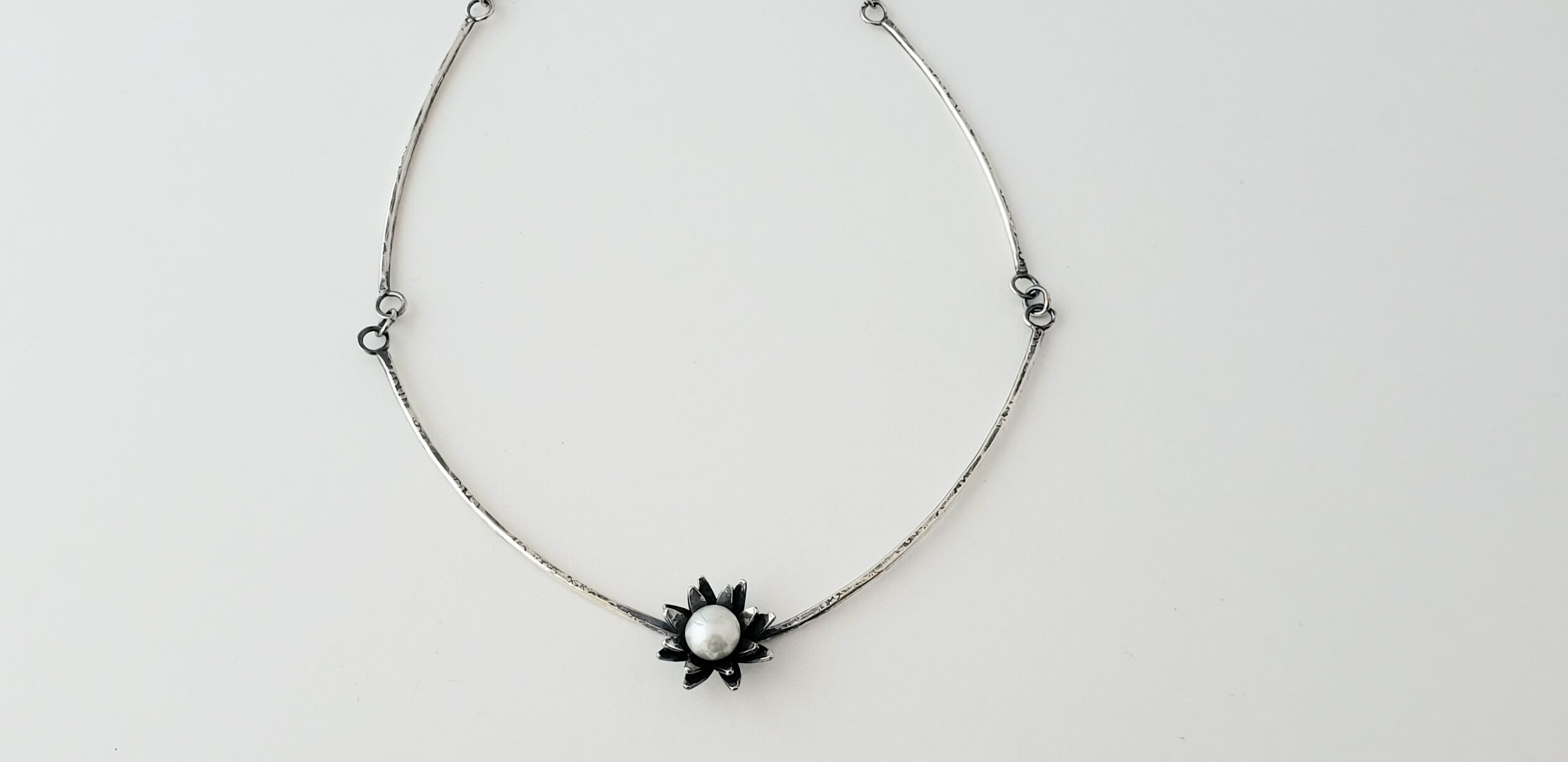 single flower necklace.jpg