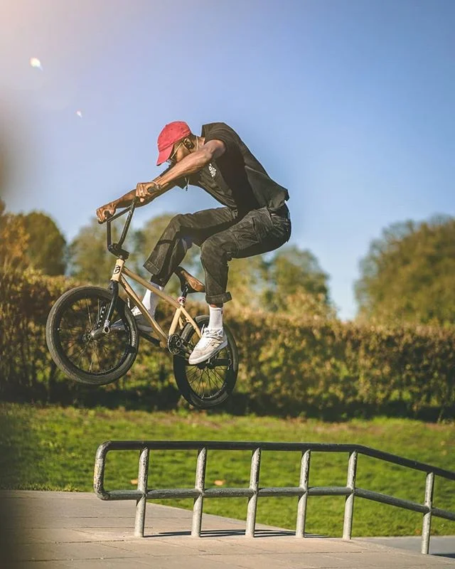 📸had a walk around the park, stumbled into this bike guy! #london .
.
.
.
.
.
.
.
#sonya7iii #sigma35mm #sigmaart35mm #bicycle #park