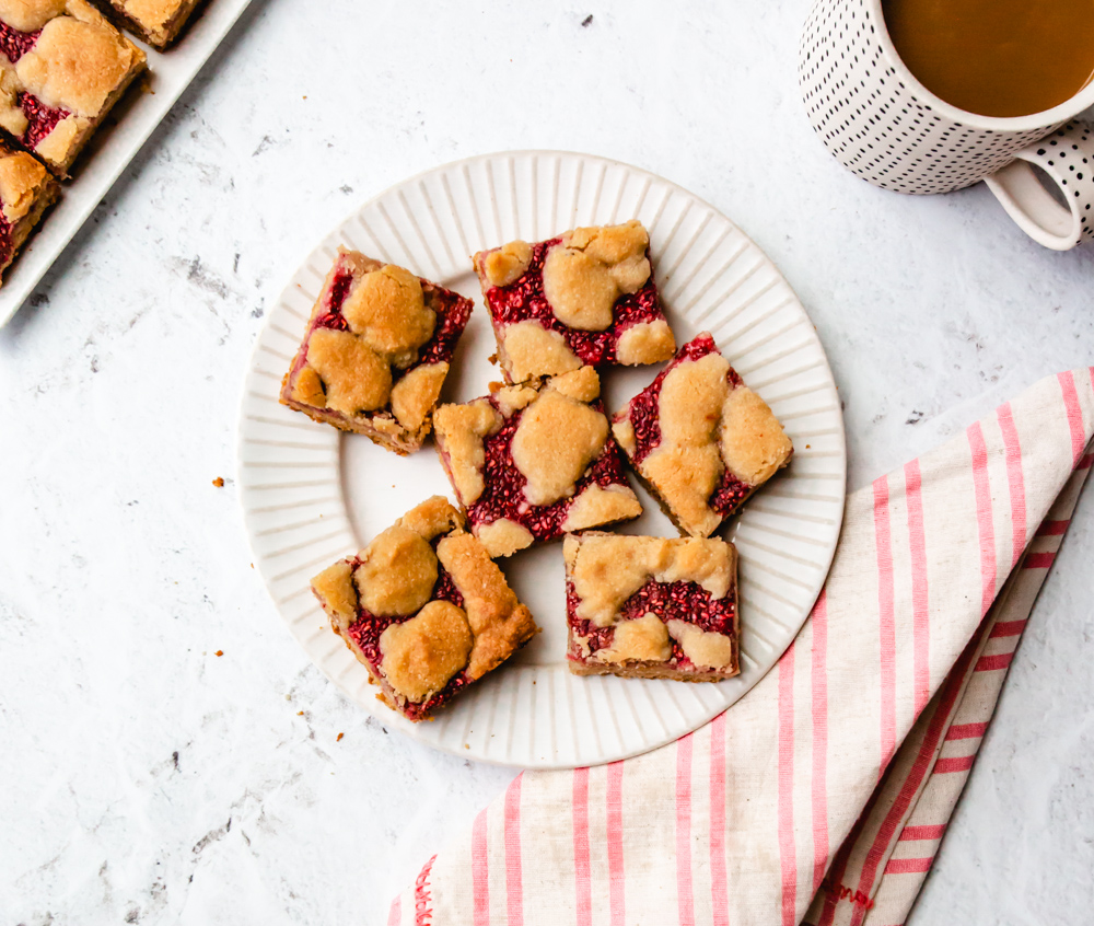 Click for this easy Raspberry Shortbread Bars recipe! #vegan #paleo #glutenfree #refinedsugarfree #norefinedsugar #sweets #food #baking #treats #dessertrecipes #skinny