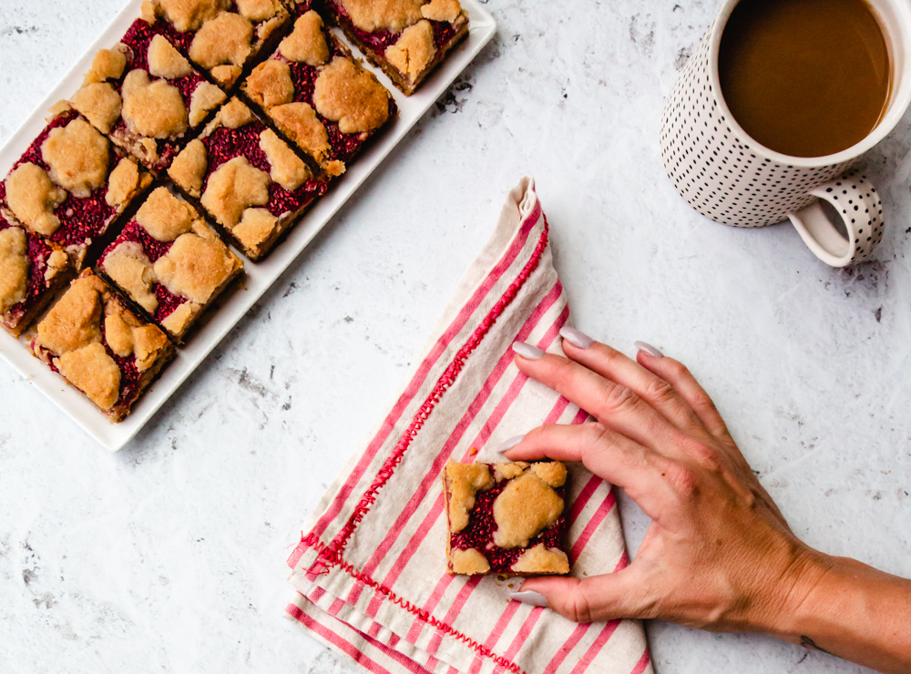 Click for this easy Raspberry Shortbread Bars recipe! #vegan #paleo #glutenfree #refinedsugarfree #norefinedsugar #sweets #food #baking #treats #dessertrecipes #skinny