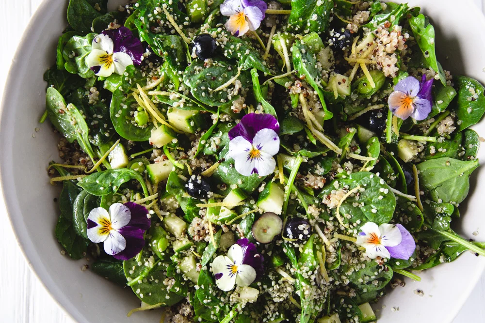 This easy summer quinoa salad recipe is loaded with fresh vegetables! Click for the recipe! #vegan #lunchideas #healthyrecipes #glutenfree #lemonvinaigrette