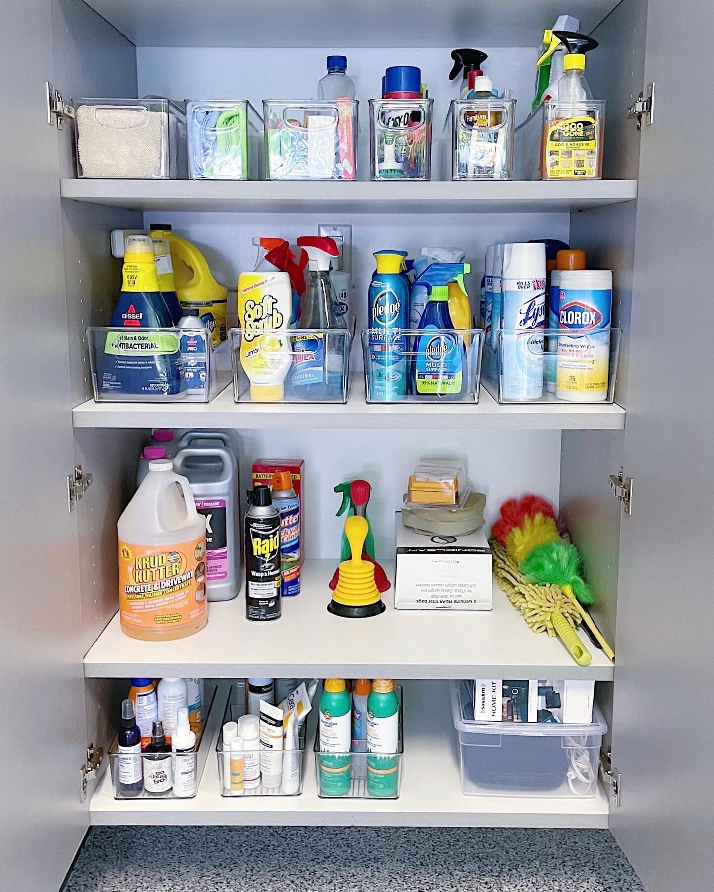 Organized garage cabinets✨
⠀⠀⠀⠀⠀⠀⠀⠀⠀
⠀⠀⠀⠀⠀⠀⠀⠀⠀
We helped our client, design a custom garage for their new home that included cabinets to hide items. Their things are contained, easy to find and use (they requested no labels) but the visual clutter is
