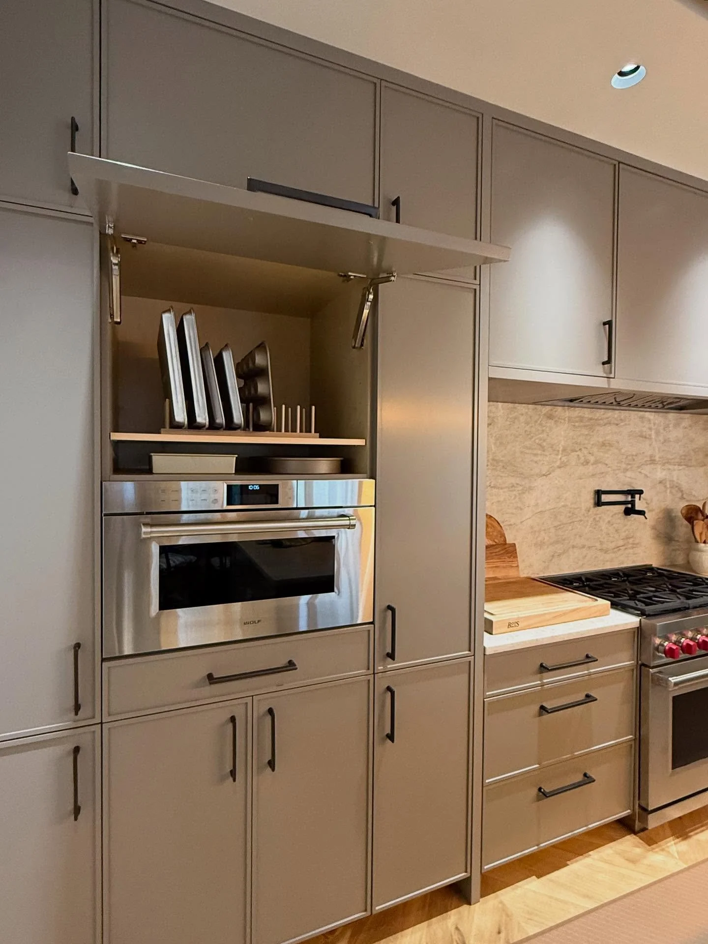 Simple systems. Beautiful results. ✨
We create organized kitchens you want to cook in. 

.
.
.
.

#OrganizedLiving #DeclutterYourLife #ProfessionalOrganizer #HomeOrganization #LuxuryLiving #SimplifyYourLife #OrganizedHome #ElevatedHome #SeamlessTrans